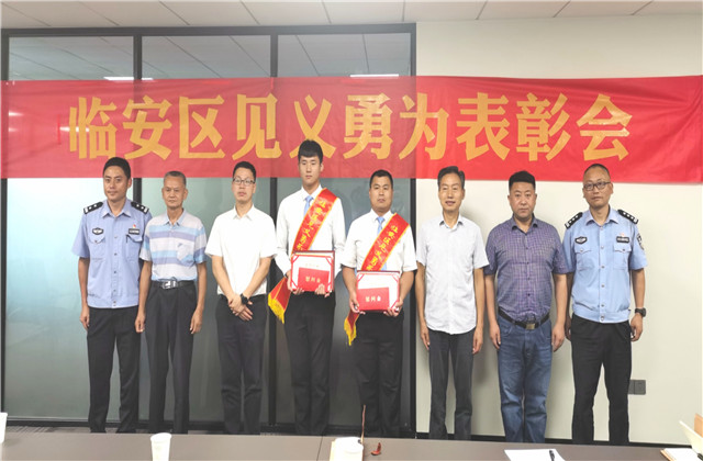 新华网报道，纵身一跃的z6尊龙凯时人帅呆了！