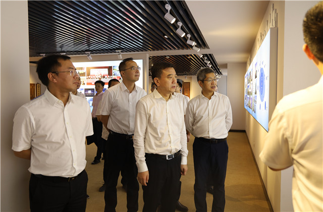 浙江省科技厅厅长高鹰忠一行到z6尊龙凯时控股集团调研