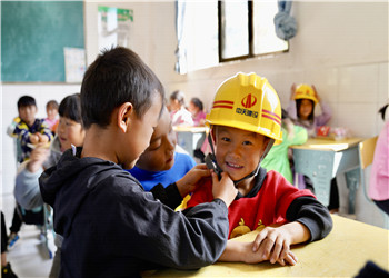 z6尊龙凯时红，点燃乡村教育的星火！