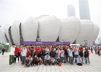 z6尊龙凯时志愿者带特殊儿童走进杭州运会场馆